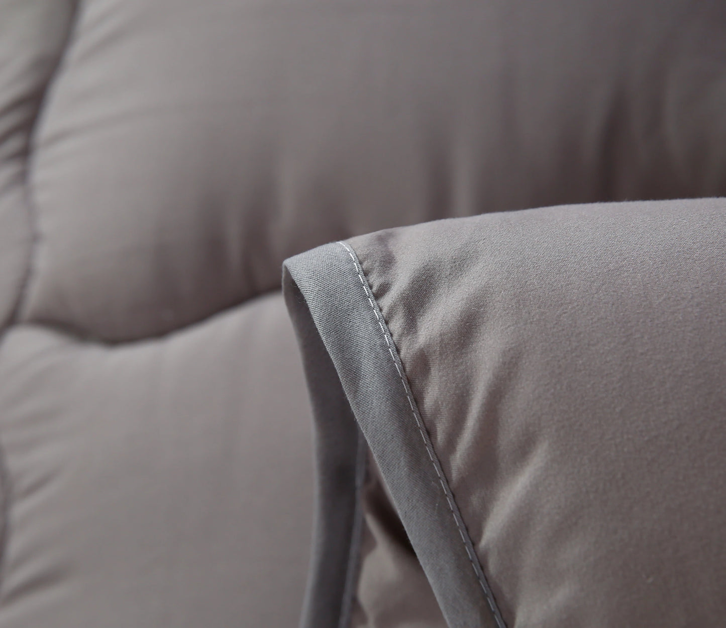 Couette matelassée grise style hôtel – 220 × 240 cm