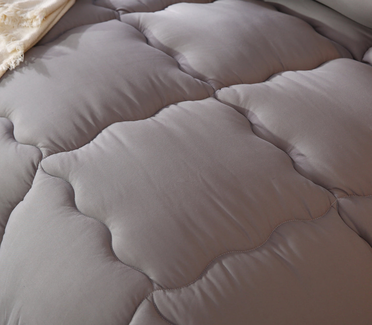 Couette matelassée grise style hôtel – 220 × 240 cm